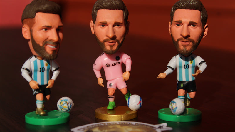 Box Coleccionable LEYENDA MESSI – Incluye Camiseta, Muñeco, Pin Exclusivo, Stickers y una sorpresa.