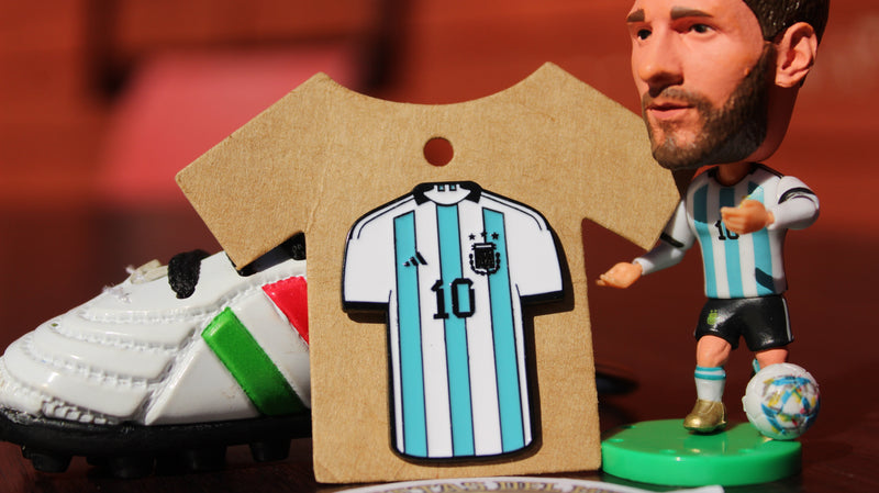 Box Coleccionable LEYENDA MESSI – Incluye Camiseta, Muñeco, Pin Exclusivo, Stickers y una sorpresa.