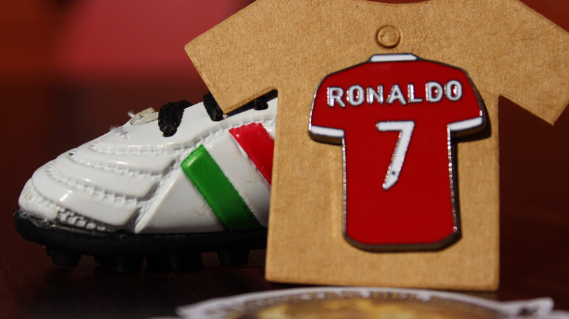 Box Coleccionable LEYENDA CR7 – Incluye Camiseta, Muñeco, Pin Exclusivos, Stickers y una sorpresa.