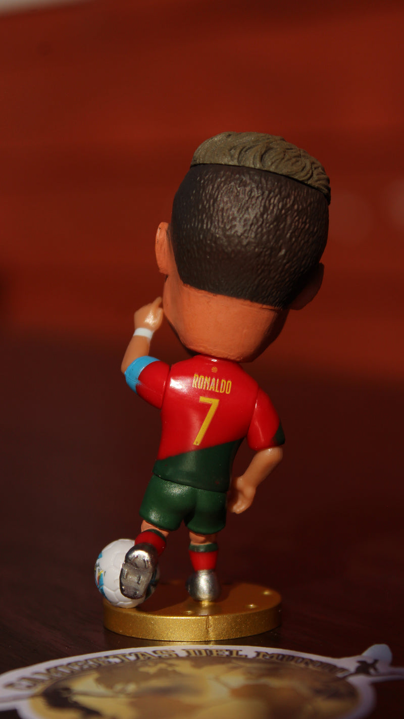 Box Coleccionable LEYENDA CR7 – Incluye Camiseta, Muñeco, Pin Exclusivos, Stickers y una sorpresa.