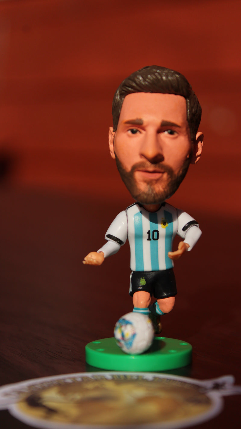 Box Coleccionable LEYENDA MESSI – Incluye Camiseta, Muñeco, Pin Exclusivo, Stickers y una sorpresa.