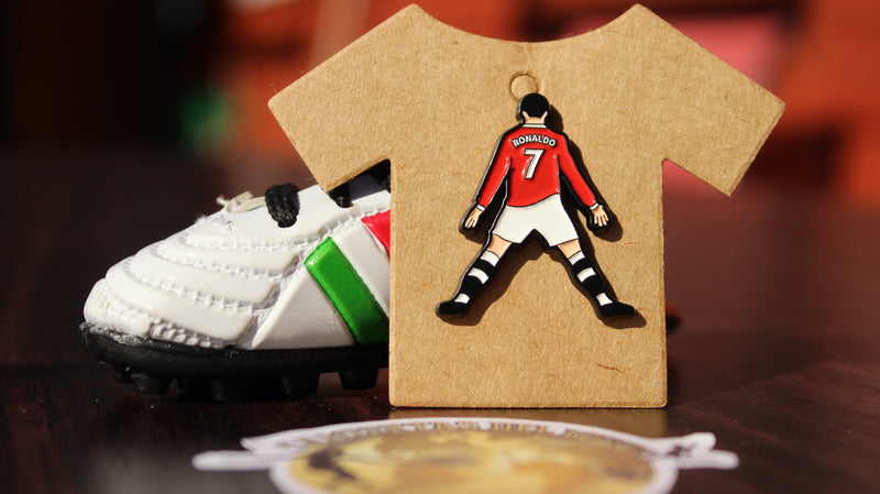 Box Coleccionable LEYENDA CR7 – Incluye Camiseta, Muñeco, Pin Exclusivos, Stickers y una sorpresa.