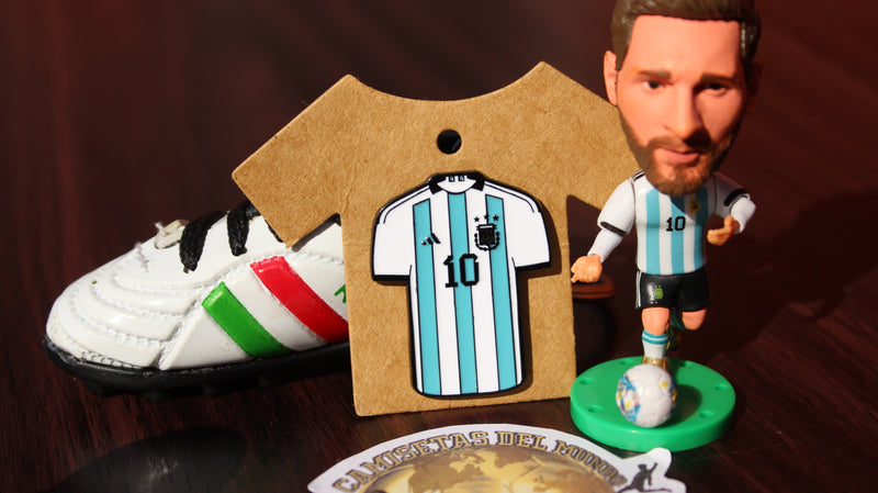 Box Coleccionable LEYENDA MESSI – Incluye Camiseta, Muñeco, Pin Exclusivo, Stickers y una sorpresa.