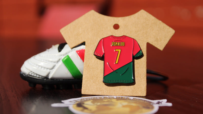 Box Coleccionable LEYENDA CR7 – Incluye Camiseta, Muñeco, Pin Exclusivos, Stickers y una sorpresa.