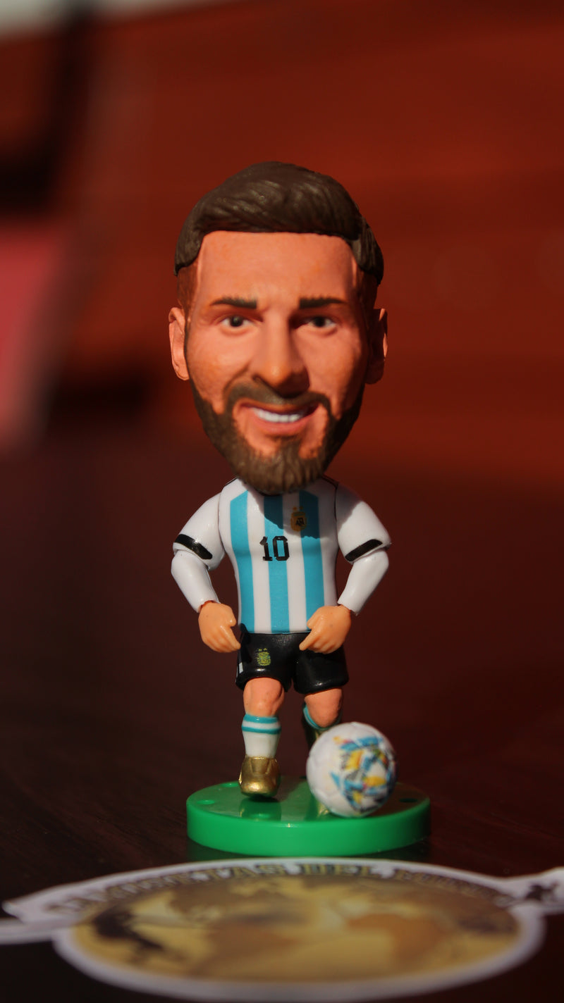 Box Coleccionable LEYENDA MESSI – Incluye Camiseta, Muñeco, Pin Exclusivo, Stickers y una sorpresa.