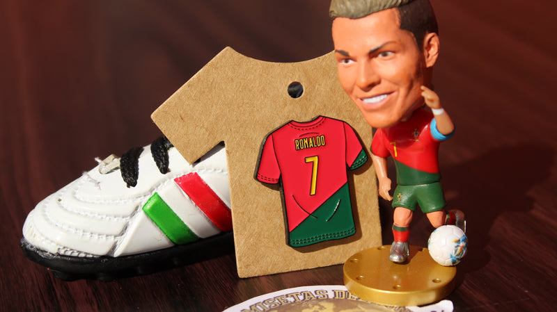 Box Coleccionable LEYENDA CR7 – Incluye Camiseta, Muñeco, Pin Exclusivos, Stickers y una sorpresa.