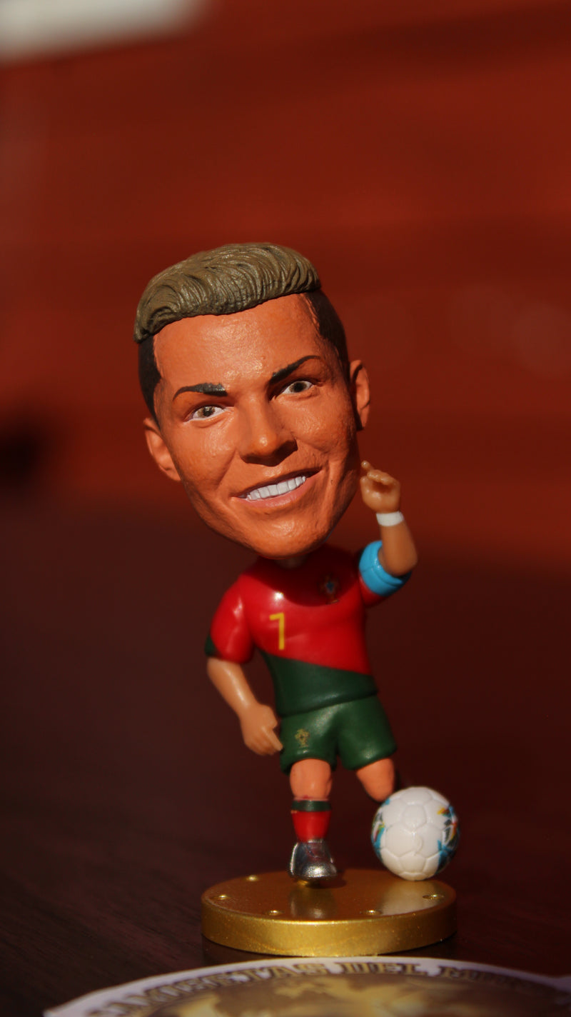 Box Coleccionable LEYENDA CR7 – Incluye Camiseta, Muñeco, Pin Exclusivos, Stickers y una sorpresa.