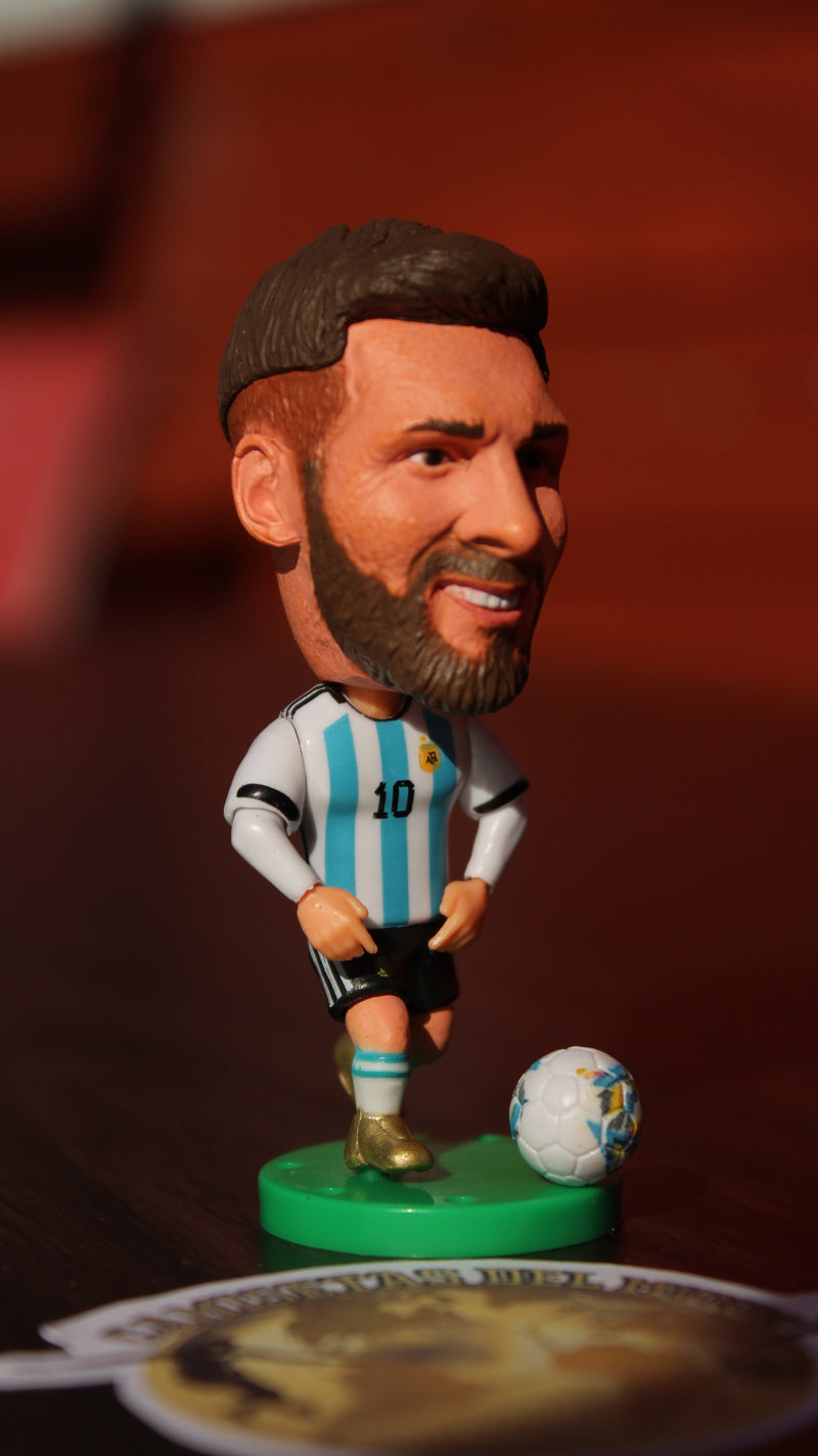 Box Coleccionable LEYENDA MESSI – Incluye Camiseta, Muñeco, Pin Exclusivo, Stickers y una sorpresa.