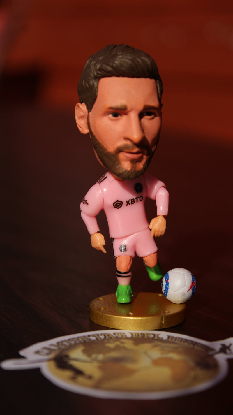 Box Coleccionable LEYENDA MESSI – Incluye Camiseta, Muñeco, Pin Exclusivo, Stickers y una sorpresa.